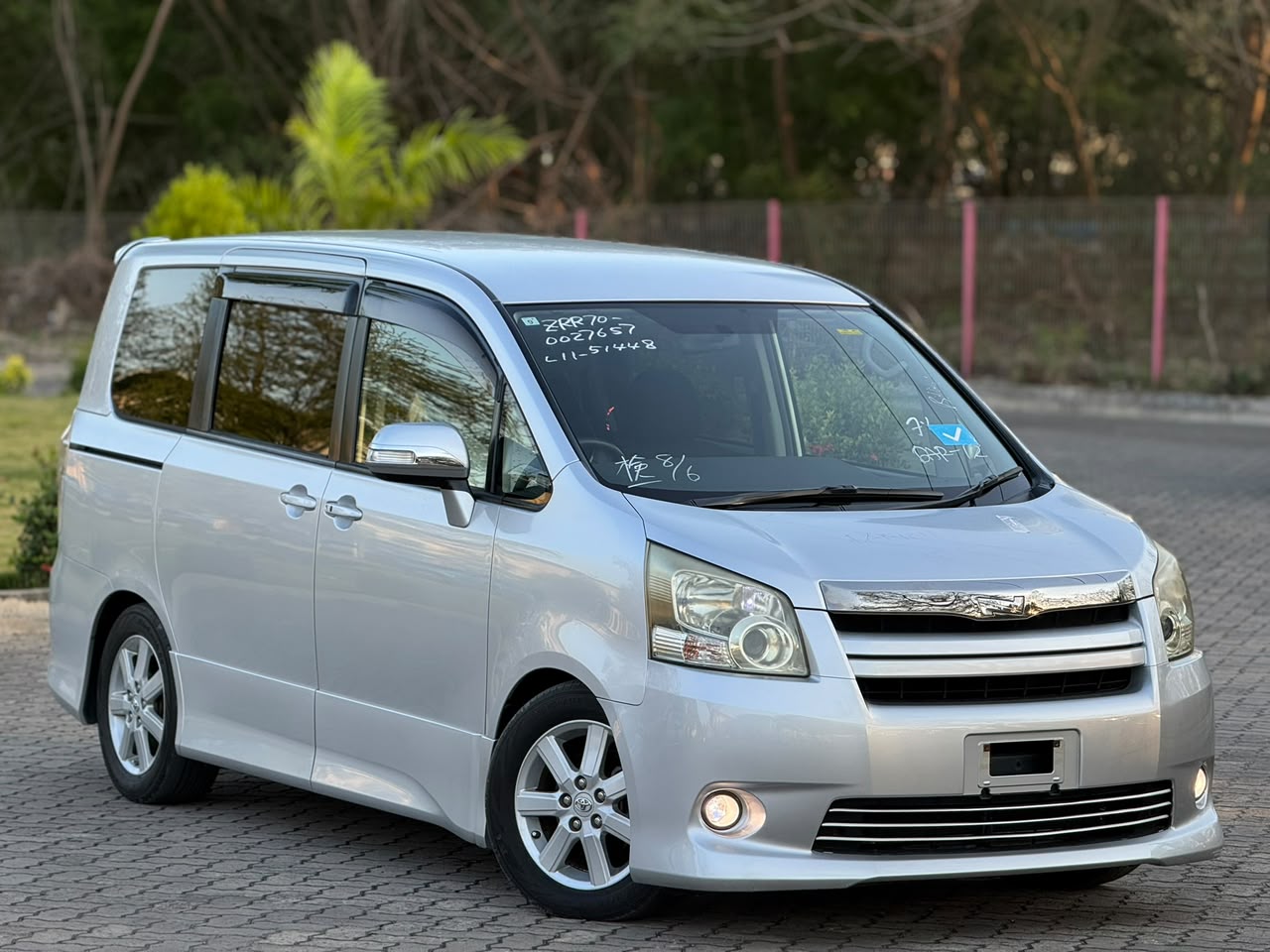 TOYOTA NOAH